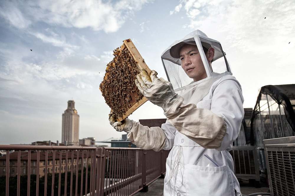 Aaron-Bates-Photo_editorial-beekeeper